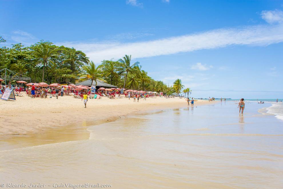 Imagem das águas claras da Praia de Taperapuan em Porto Seguro.